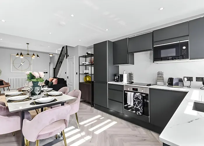 The Ultimate Hangout 4Br Modern House With Garden