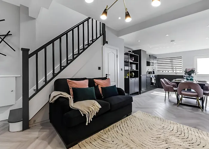 The Ultimate Hangout 4Br Modern House With Garden