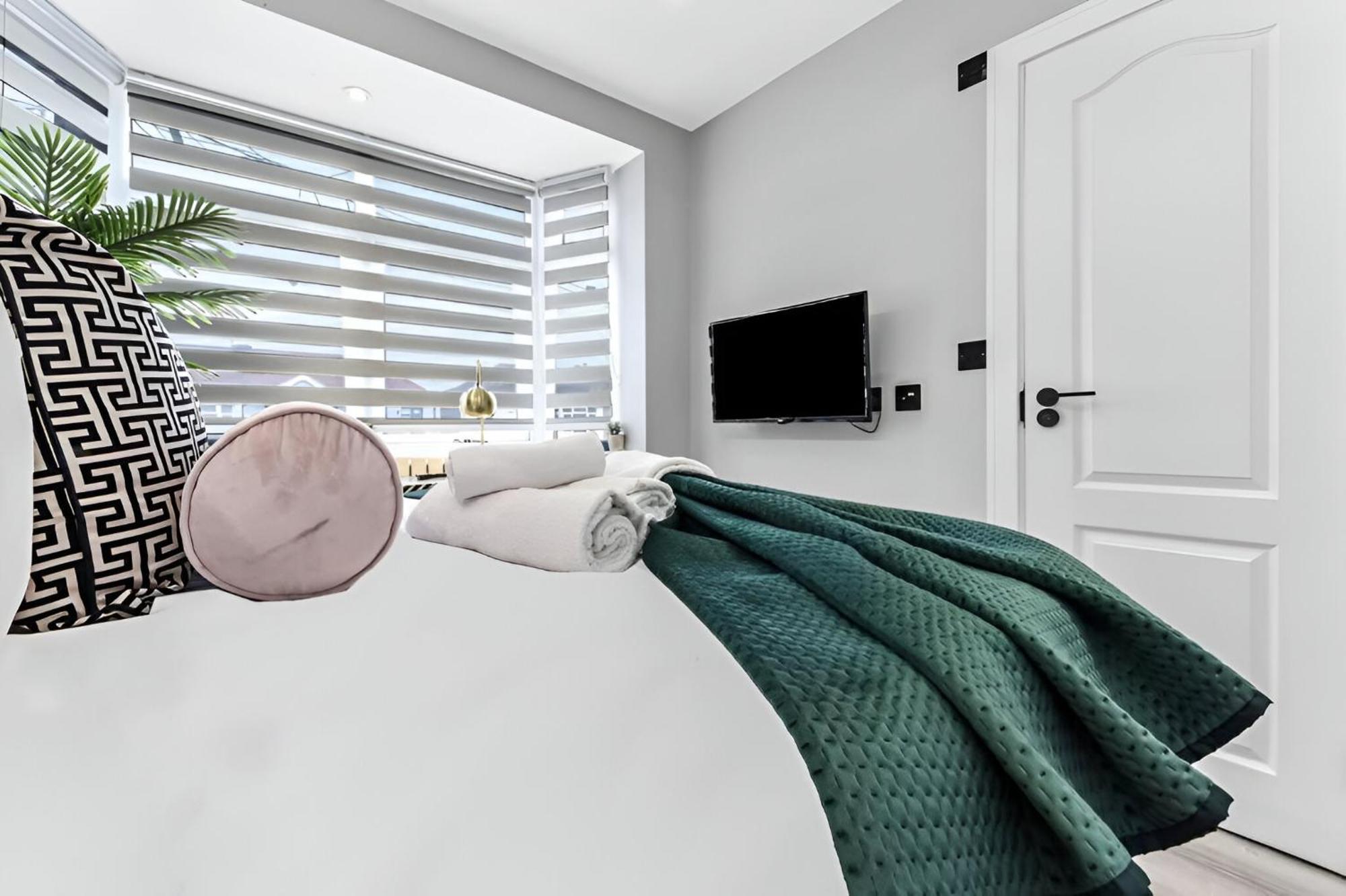 The Ultimate Hangout 4br Modern House With Garden Энфилд